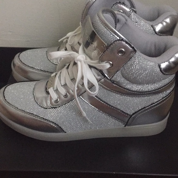 Women's sneakers size 8 1/2 no tear just used - Picture 3 of 8